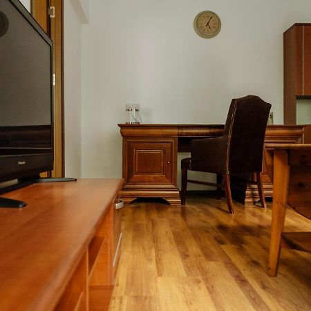 Old Town Historic Apartment With Backyard Mini Park Бухарест Екстер'єр фото