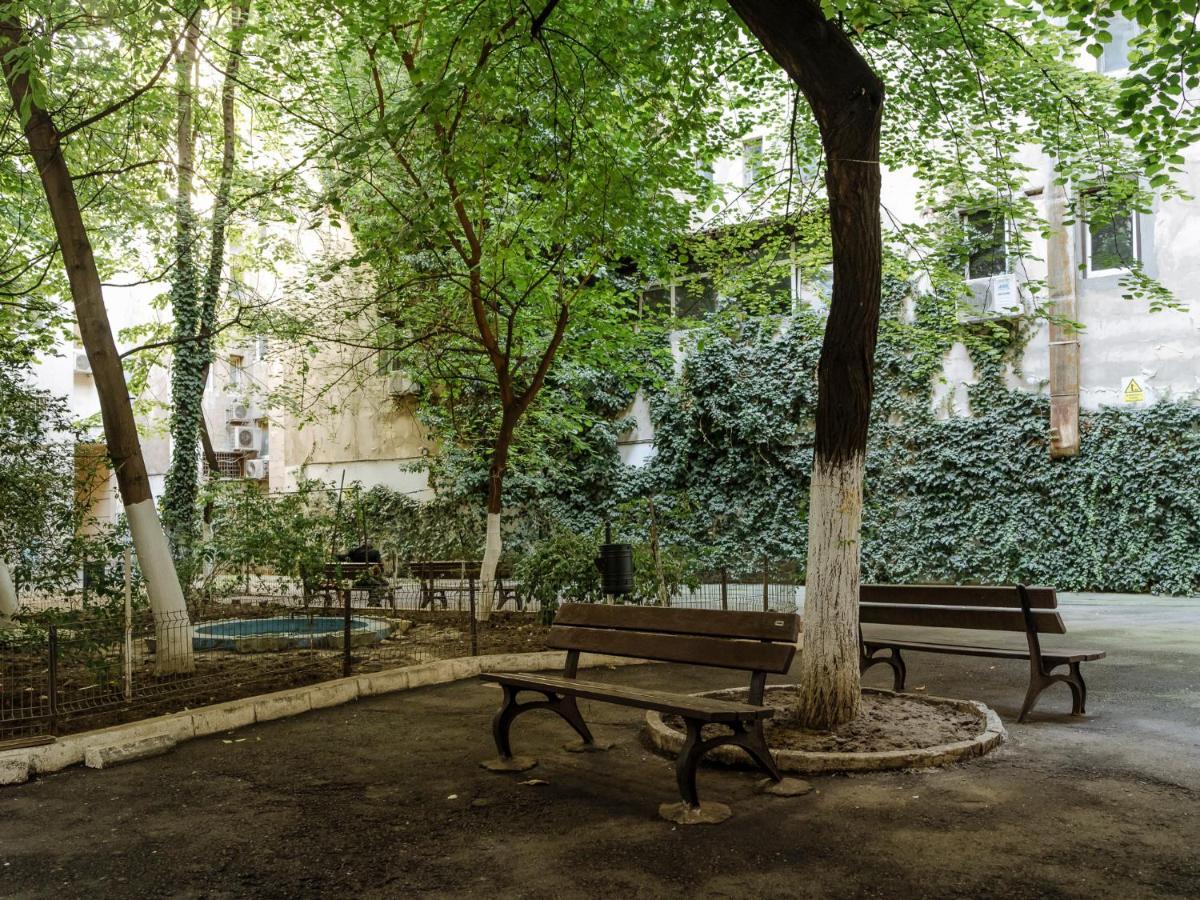 Old Town Historic Apartment With Backyard Mini Park Бухарест Екстер'єр фото